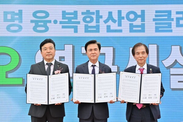 19일 예산군 삽교읍 내포 농생명 클러스터 그린바이오 연구시설 기공식에서 김태흠 지사(가운데)와 이광형 KAIST 총장, 최재구 예산군수가 ‘KAIST 그린바이오 연구소 조기 설립 업무협약’을 체결하고 있다. (사진=충남도)