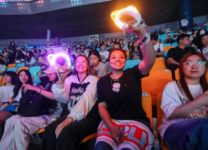 케이팝 콘서트를 즐기는 관람객