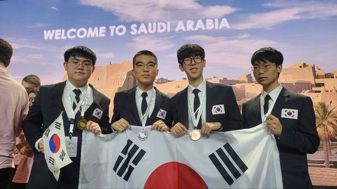 사우디아라비아 리야드에서 열린 제56회 국제화학올림피아드에서 한국대표단 전원 수상했다. 총 84개국의 327명 학생이 참가한 대회에서 한국대표단은 이정엽(서울과학고3) 학생이 금메달, 나규승(대구과학고3) 학생이 은메달, 김도형(광주과학고3) 학생이 동메달, 정현서(민사고2) 학생이 장려상을 수상했다. (사진=과학기술정보통신부 제공)