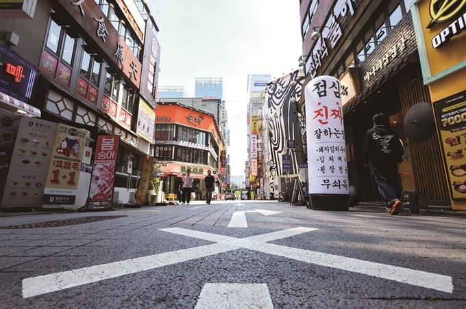 중소벤처기업부는 6월 24일 고금리·고물가 등으로 어려움을 겪는 소상공인을 대상으로 '3대 지원사업'을 시행한다고 밝혔다. 사진은 서울 종로구 종각 젊음의 거리 모습. (사진=뉴시스)