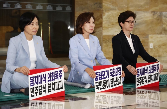 국민의힘 서명옥, 나경원, 강선영 의원(왼쪽부터) 이 27일 서울 여의도 국회 로텐더홀에서 김민석 국무총리 후보자의 지명 철회 등을 촉구하며 농성을 하고 있다. 