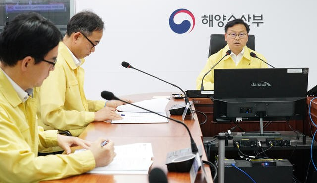 김성범(오른쪽) 해양수산부 차관이 30일 정부세종청사에서 해양사고 예방을 위한 긴급 점검회의를 주재하고 있다. 해양수산부 제공