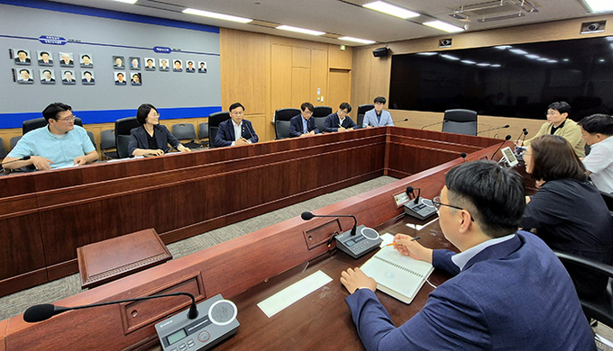 부산 이전 추진기획단' 회의 모습(사진=해수부 제공)