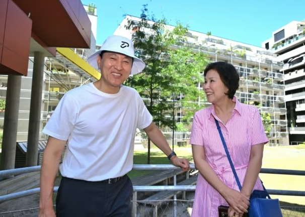 오세훈 서울시장이 1일(현지시간) 오스트리아 빈의 존벤트피어텔 공공주택을 방문해 입주민과 대화하고 있다.(사진=서울시)