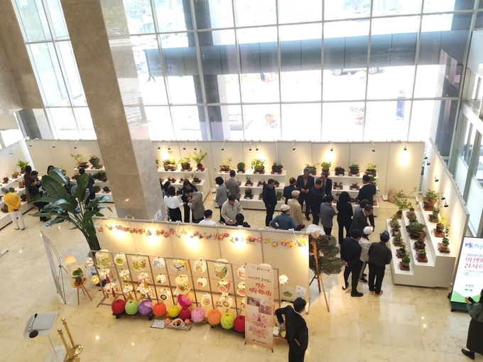 예산군청 1층 로비 전시관 전경
