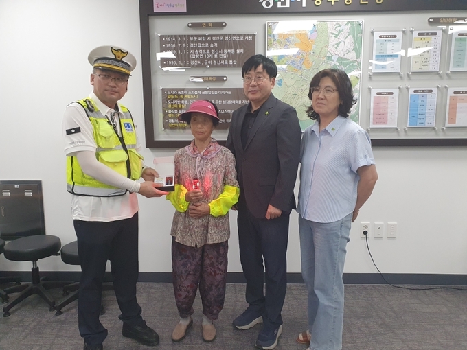 경산시, 재활용품 수집 노인·장애인 대상 안전교육 및 LED안전표시등 배부 (전달사진)