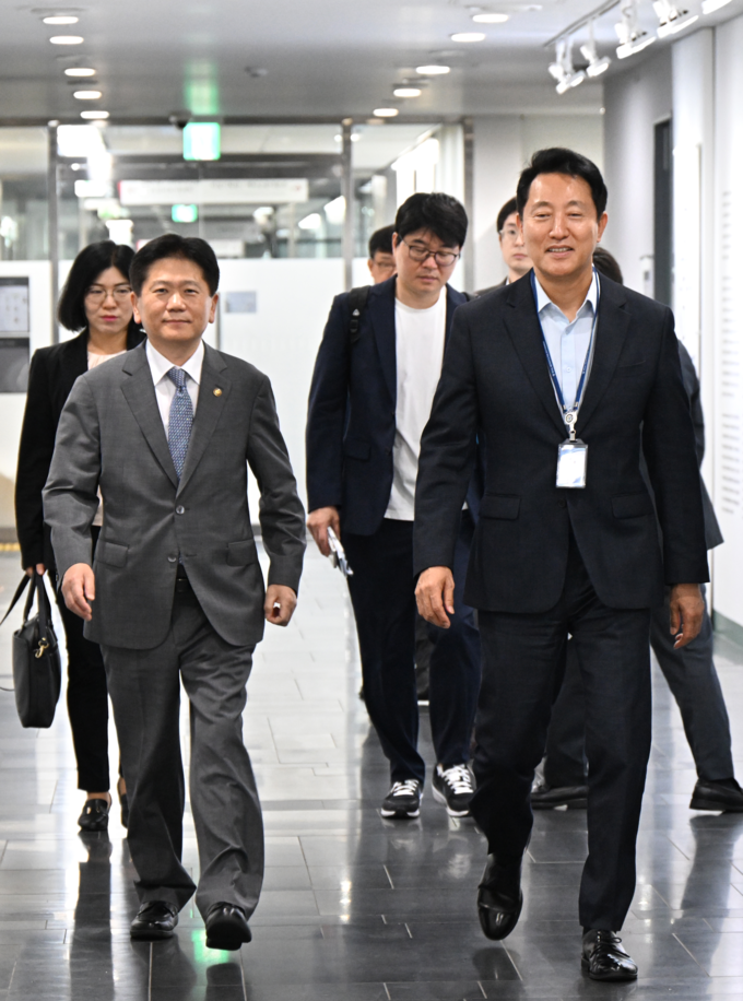 오세훈 서울시장이 18일(금) 이명순 국민권익위원회 부패방지부위원장(왼쪽)과 교육장에 입장하고 있다.
