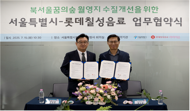 왼쪽부터 롯데칠성음료칠성음료 신제철 본부장, 서울시 이수연 정원도시국장