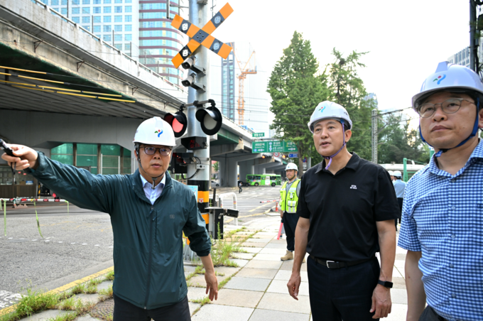 오세훈 서울시장이 28일(월) 오전 중구 서소문고가차도 철거를 앞두고 현장을 방문해 주변 교통 흐름을 확인하고 있다.