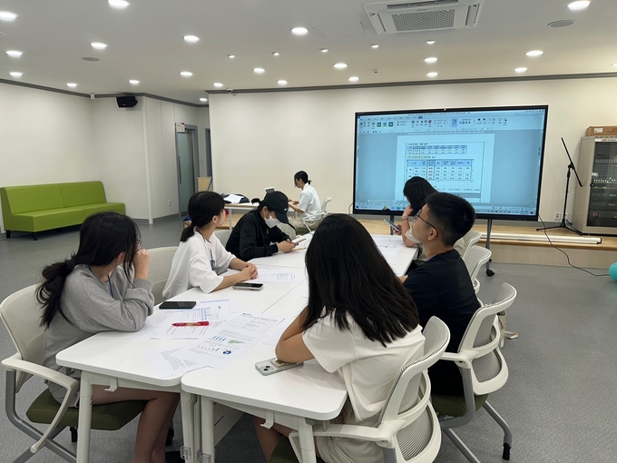 경산시 - 청소년의 미래를 여는 경산, 청소년시설 스마트 공간 조성(전자칠판 활용사진)