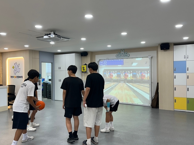 경산시 - 청소년의 미래를 여는 경산, 청소년시설 스마트 공간 조성(가상체육시스템 이용 사진)