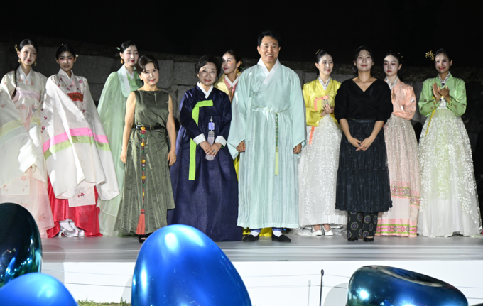 오세훈 서울시장이 31일(목) 오후 중구 동대문디자인플라자에서 열린 '서울라이트 DDP 여름' 개막식에서 미디어아트 연계 한복 패션쇼 관계자들과 기념 촬영하고 있다.