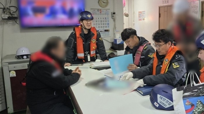 해경이 관내 통항 선박 대상으로 황함유량을 점검하고 있다