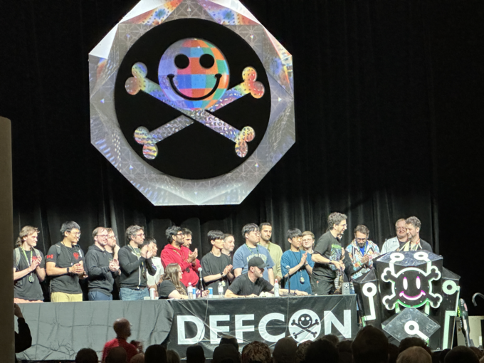 DEFCON CTF에서 우승을 차지한 MMM팀이 수상을 하고 있다.(2025.8.10. / 미국 라스베가스)