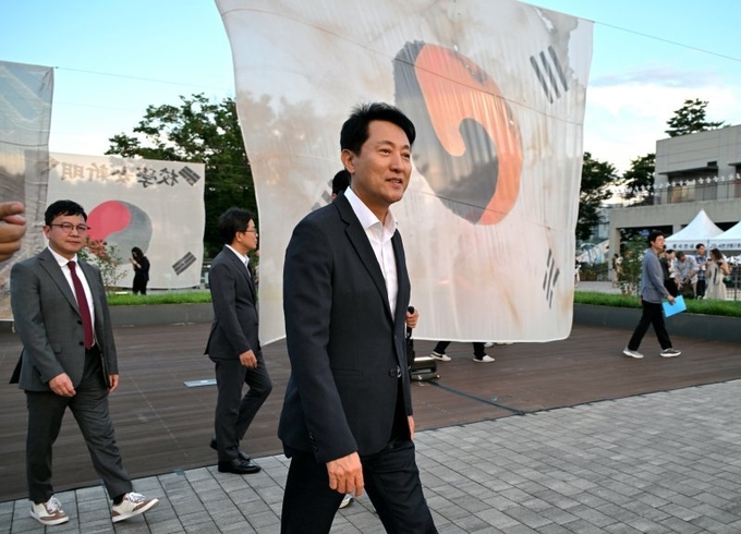 오세훈 서울시장이 9일 서울 용산구 노들섬에서 열린 광복 80주년 기념행사에 참석해 야외 전시를 둘러보고 있다.
