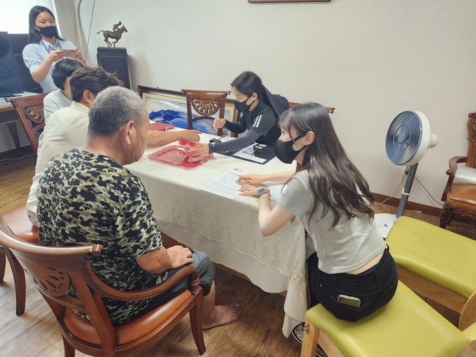 공주시 소재 시설 입소자를 대상으로 찾아가는 신청 안내를 하고 있는 모습