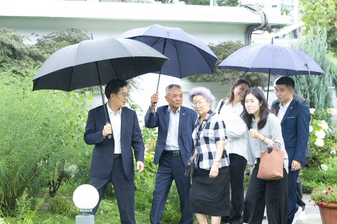 14일 오전 도담소에서 열린 해외초청 독립유공자 후손 오찬 간담회에서 김동연 경기도지사, 김호동 광복회 경기지부장, 국외에 거주 중인 독립유공자 후손 등이 기념촬영을 하고 있다.