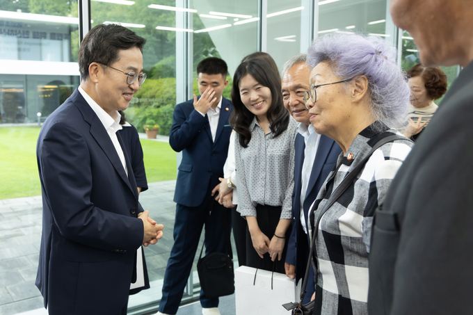 14일 오전 김동연 경기도지사가 국외에 거주 중인 독립유공자 후손들과 도담소에서 인사를 하고 있다.