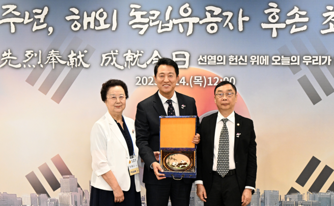오세훈 서울시장이 14일(목) 독립운동가 후손 초청 간담회에서 이소심 여사(왼쪽)와 유수동 선생(오른쪽)과 기념사진을 촬영하고 있다.