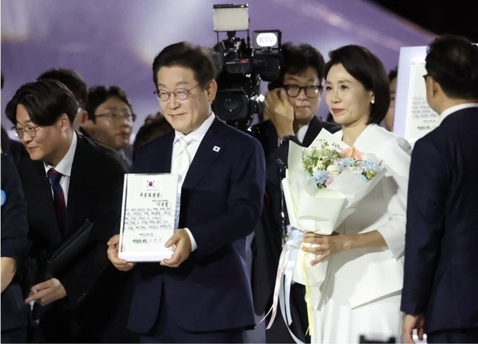 이재명 대통령이 15일 오후 서울 종로구 광화문광장에서 열린 '광복 80년, 국민 주권으로 미래를 세우다' 제21대 대통령 국민 임명식에서 국민 대표 80인이 참여한 임명장을 전달 받고 있다. 2025.8.15(ⓒ뉴스1)