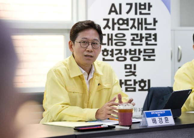 배경훈 과학기술정보통신부 장관이 19일 오전 서울 강남구 강남도시관제센터에서 열린 'AI 기반 자연재난 대응 관련 간담회'에서 발언하고 있다. 