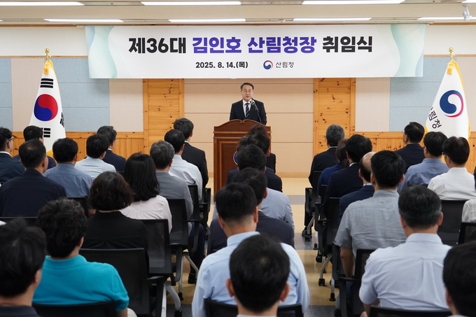 취임식 후 김 청장(오른쪽 첫번째)은 산사태예방지원본부를 방문해 호우 대비 산사태 대응 상황을 점검하고있다
