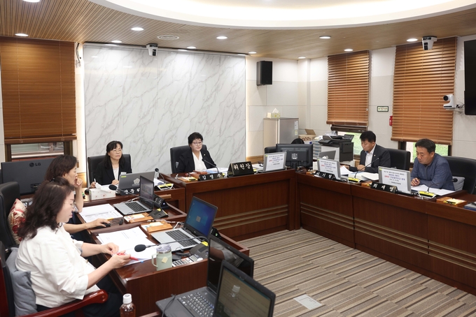 평택시의회 기획행정위원회, 교육국 신설에 따른 주요업무 보고 청취 모습