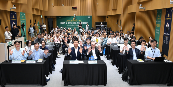 오세훈 서울시장이 21일(목) 오전 서울시청에서 열린 '지속가능한 번영을 위한 길' 특별대담'을 마치고 참석자들과 기념촬영 하고 있다.