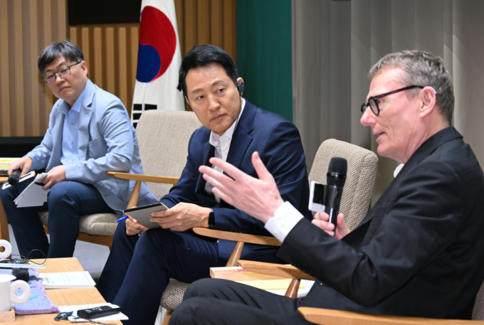 오세훈 서울시장이 21일(목) 오전 서울시청에서 열린 '지속가능한 번영을 위한 길' 특별대담에서 노벨경제학상 수상자 제임스 로빈슨 미국 시카코대학교 교수의 발언을 청취하고 있다.