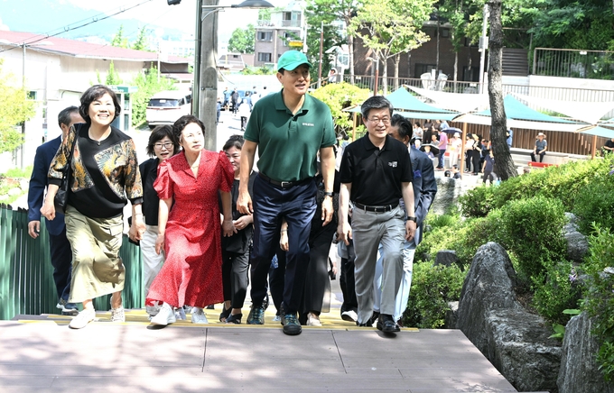 오세훈 서울시장이 22일(금) 오전 중구 청구동마을마당 인근 고지대 이동약자 편의시설 설치 대상지 현장을 찾아 주민들과 함께 계단을 오르고 있다.