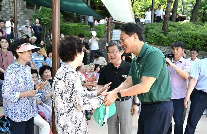 오세훈 서울시장이 22일(금) 오전 중구 청구동마을마당 인근 고지대 이동약자 편의시설 설치 대상지 현장을 찾아 주민들에게 인사하고 있다.