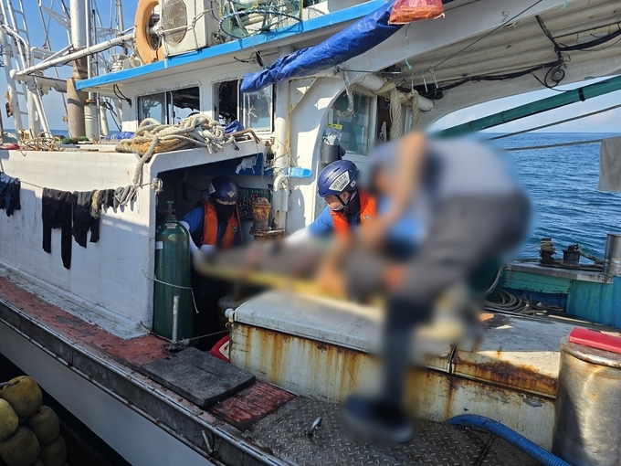 (자료사진) 어제(21일) 군산 십이동파도 서족 16km 해상에서 온열질환으로 쓰러진 50대 선원을 해경이 경비정으로 옮겨태우고 있다