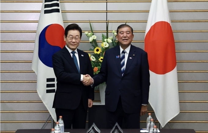 이재명 대통령과 이시바 시게루 일본 총리가 23일 일본 도쿄 총리 관저에서 열린 한일 확대정상회담에 앞서 기념촬영을 하며 악수하고 있다. 2025.8.23(사진=연합뉴스)