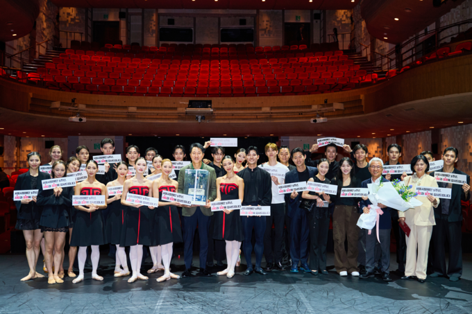 오세훈 서울시장이 23일(토), 세종문화회관에서 열린 서울시발레단 창단 1주년 공연 ‘더블빌 〈유회웅 × 한스 판 마넨〉’을 관람 후 단원들과 기념 촬영하고 있다.