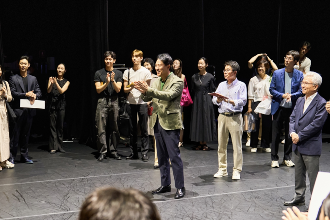 오세훈 서울시장이 23일(토), 세종문화회관에서 열린 서울시발레단 창단 1주년 공연 ‘더블빌 〈유회웅 × 한스 판 마넨〉’을 관람 후 단원들에게 축하 인사를 전하고 있다.