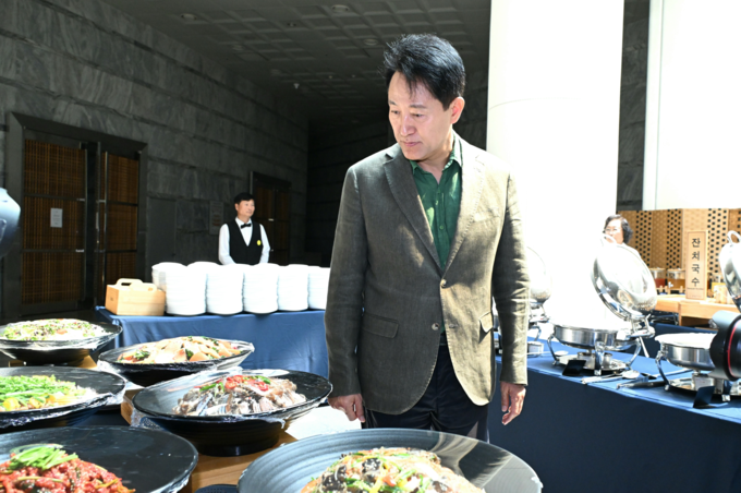 오세훈 서울시장이 23일(토), 서울시 공공예식장 ‘피움서울’의 내부 시설을 둘러보고 있다.