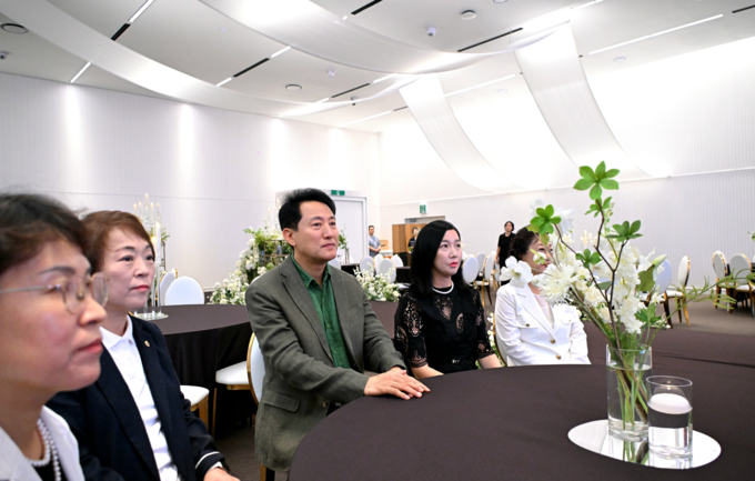 오세훈 서울시장이 23일(토), 서울시 공공예식장 ‘피움서울’의 내부 시설을 둘러보고 있다.