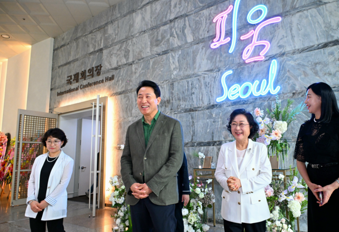 오세훈 서울시장이 23일(토), 서울시 공공예식장 ‘피움서울’ 개관식에서 현판 점등 후 기념 촬영하고 있다.