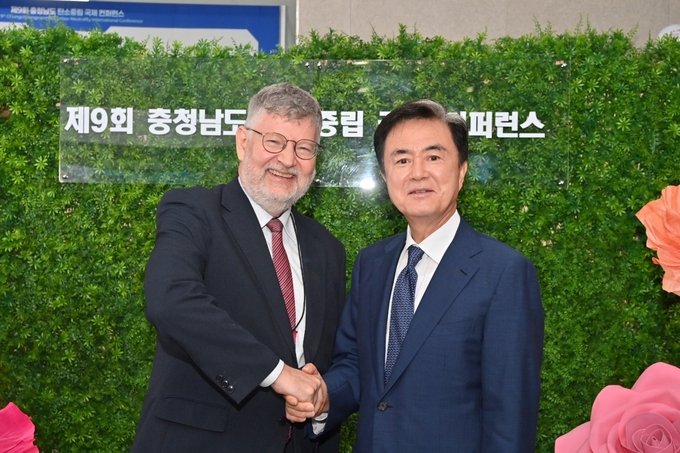 김태흠 충남도지사가 이번 콘퍼런스에 국외 인사 축사자로 참여한 외른 바이써트 주한독일부대사와 기념 촬영을 하고 있다