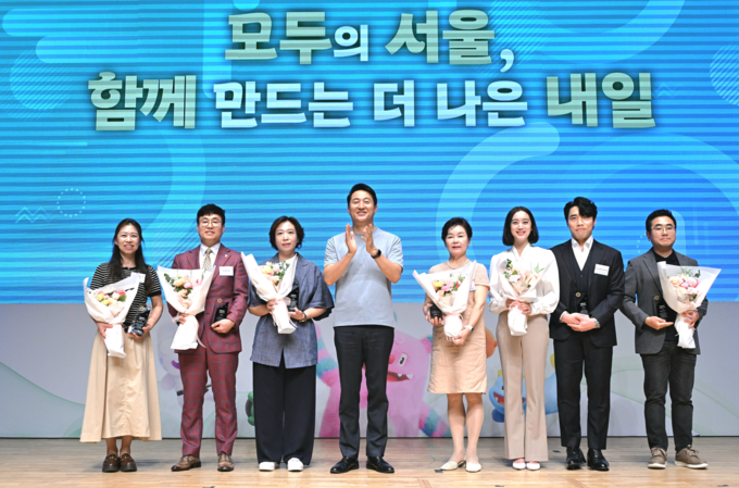 오세훈 서울시장이 2일(화) '2025 서울여성대회'에서 '제22회 서울시 성평등상' 수상자와 기념사진을 촬영하고 있다.