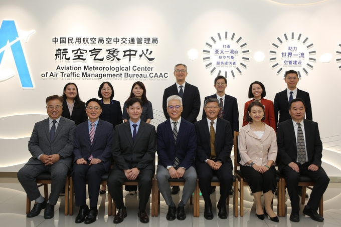 (앞줄 왼쪽부터 세 번째 항공기상청장 유승협 네 번째 항공교통관리국 부국장 옌 샤오동(YAN Xiaodong)다섯 번째 중국항공기상센터장 장조위펑) 중국 항공기상센터(AMC) 제공