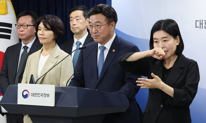 윤호중 행정안전부 장관이 7일 서울 종로구 정부서울청사에서 제3차 고위당정협의회 결과 브리핑을 하고 있다.