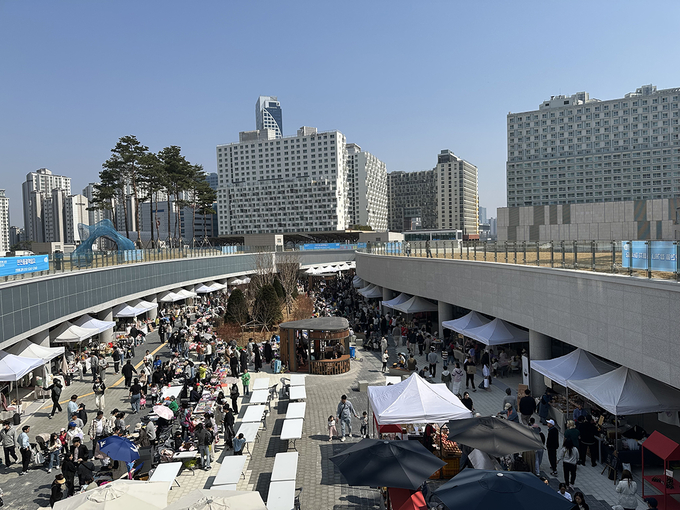 경기도담뜰에 많은 인원이 통행하고 있다