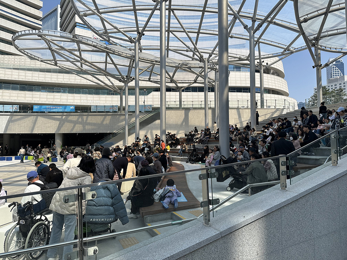 경기도담뜰에 많은 인파가 몰렸다
