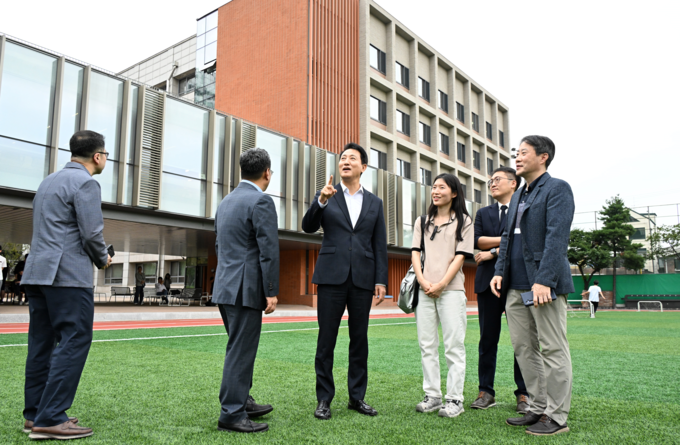 오세훈 서울시장이 8일(월) (주)프로토건축사사무소 윤선경 대표와 '제43회 서울시 건축상' 우수상에 선정된 강남구 ‘중동고등학교 원익관’을 둘러보고 있다.