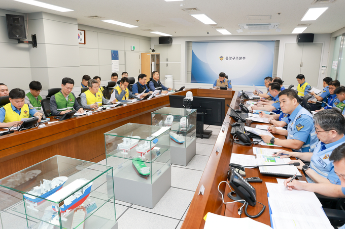 해양경찰청(청장 김용진)은 9일 오후 인천 송도 본청에서 해양상황 발생 시 지휘본부(컨트롤타워)로서의 역할 강화 및 총력대응체계를 점검하기 위한 불시 상황 대응 훈련을 실시했다.