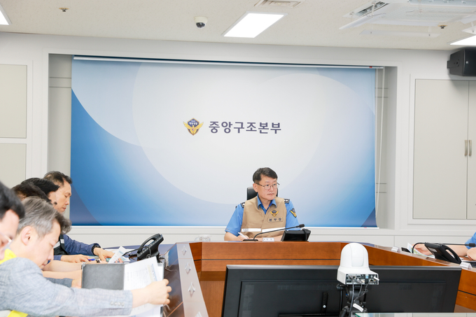 해양경찰청(청장 김용진)은 9일 오후 인천 송도 본청에서 해양상황 발생 시 지휘본부(컨트롤타워)로서의 역할 강화 및 총력대응체계를 점검하기 위한 불시 상황 대응 훈련을 실시했다.