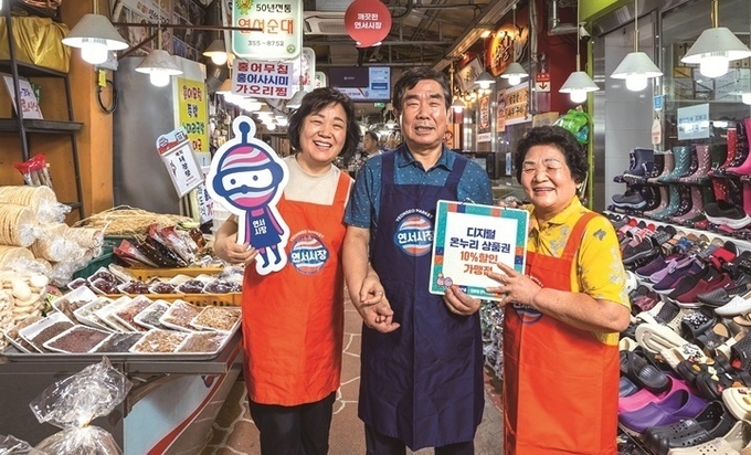 민생회복 소비쿠폰으로 활기를 되찾은 서울 은평구 연서시장 상인들. 왼쪽부터 최진숙 신흥상회 대표, 변세근 민속떡집 대표(연서시장상인회장), 김영례 연서순대국 대표. 사진 C영상미디어