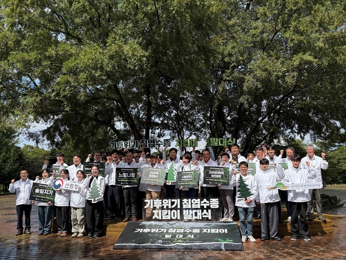 최영태 산림청 산림보호국장(가운데)이 제주 한라생태숲에서 열린 기후 위기 침엽수종 지킴이 발대식에서 관계자들과 기념촬영을 하고 있다