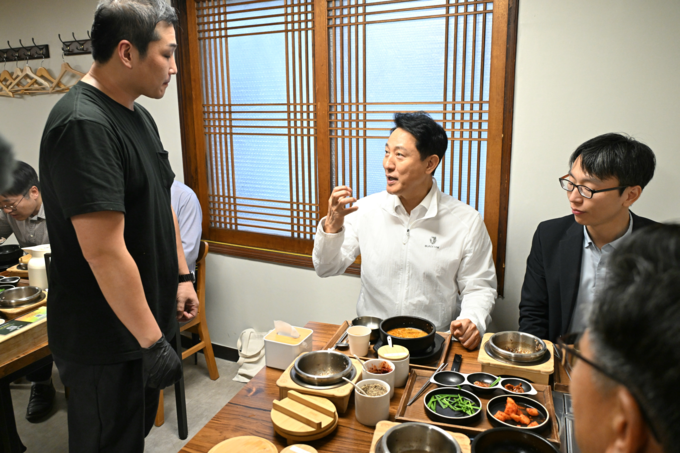 오세훈 시장이 19일(금) 중구 소재 식당에서 '더 건강한 서울 9988-3·3·3·3 프로젝트'의 핵심사업인 '통쾌한 한끼' 추진을 위해 영업주와 이야기를 나누고 있다.